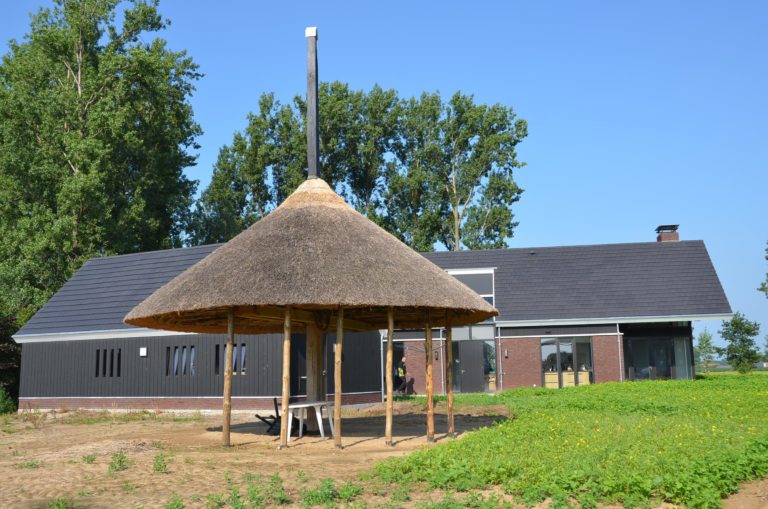 drijvers-oisterwijk-nieuwbouw-woonhuis-exterieur-pannendak-metselwerk-houten-gevel-hooimijt-bijgebouw-schoorsteen-ramen-deuren (11)