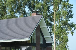 drijvers-oisterwijk-nieuwbouw-woonhuis-exterieur-pannendak-metselwerk-houten-gevel-hooimijt-bijgebouw-schoorsteen-ramen-deuren (14)