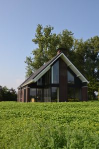 drijvers-oisterwijk-nieuwbouw-woonhuis-exterieur-pannendak-metselwerk-houten-gevel-hooimijt-bijgebouw-schoorsteen-ramen-deuren (18)