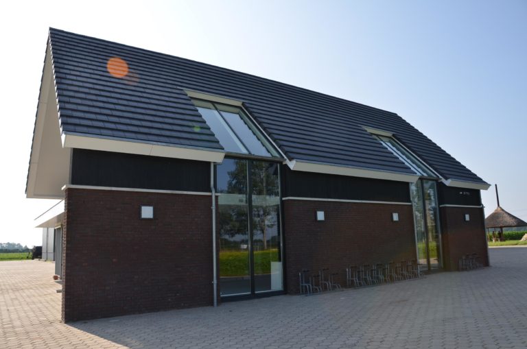 drijvers-oisterwijk-nieuwbouw-woonhuis-exterieur-pannendak-metselwerk-houten-gevel-hooimijt-bijgebouw-schoorsteen-ramen-deuren (20)