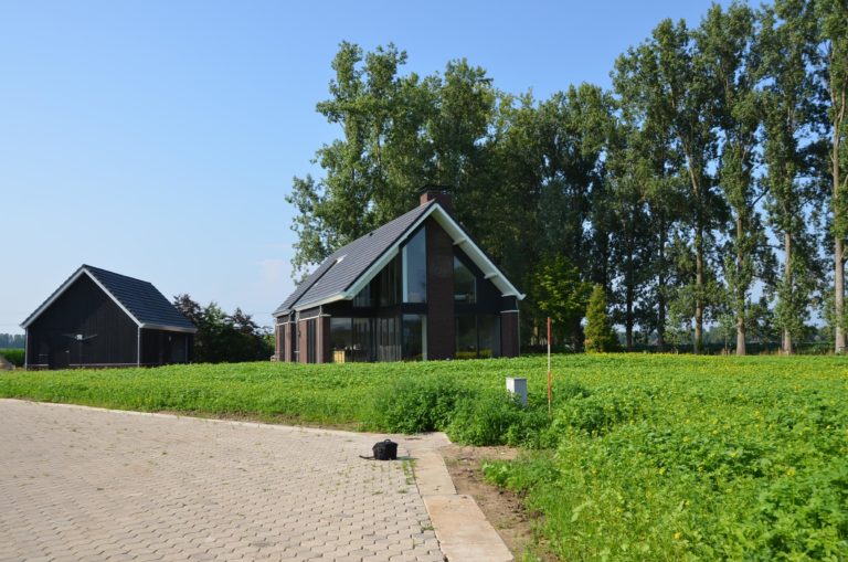 drijvers-oisterwijk-nieuwbouw-woonhuis-exterieur-pannendak-metselwerk-houten-gevel-hooimijt-bijgebouw-schoorsteen-ramen-deuren (22)