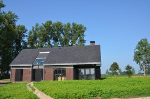 drijvers-oisterwijk-nieuwbouw-woonhuis-exterieur-pannendak-metselwerk-houten-gevel-hooimijt-bijgebouw-schoorsteen-ramen-deuren (23)