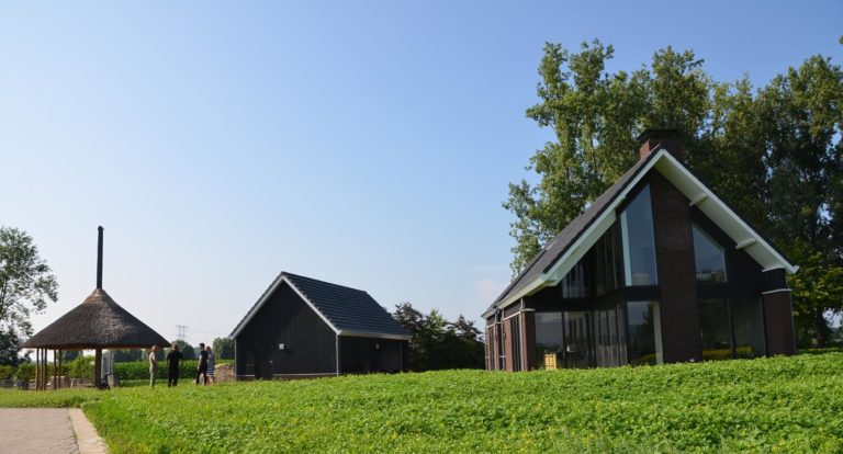 drijvers-oisterwijk-nieuwbouw-woonhuis-exterieur-pannendak-metselwerk-houten-gevel-hooimijt-bijgebouw-schoorsteen-ramen-deuren (4)