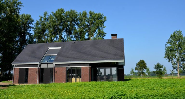 drijvers-oisterwijk-nieuwbouw-woonhuis-exterieur-pannendak-metselwerk-houten-gevel-hooimijt-bijgebouw-schoorsteen-ramen-deuren (5)