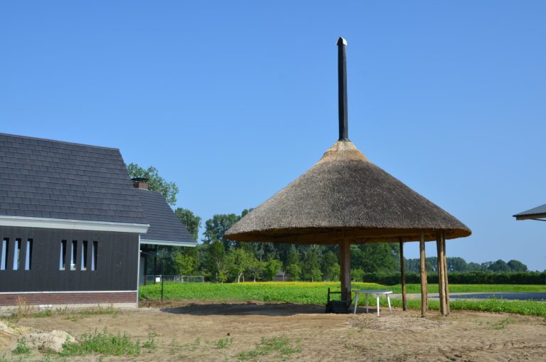 drijvers-oisterwijk-nieuwbouw-woonhuis-exterieur-pannendak-metselwerk-houten-gevel-hooimijt-bijgebouw-schoorsteen-ramen-deuren (9)