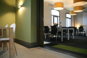 drijvers-oisterwijk-station-vught-verbouwing-interieur-kantoor-tapijt-grijs-groen (8)