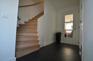 drijvers-oisterwijk-nieuwbouw-woonhuis-trap-interieur-modern-hout-licht (1)