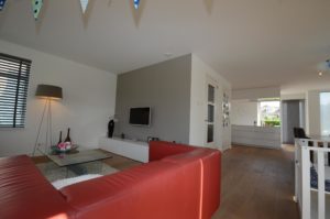 drijvers-oisterwijk-nieuwbouw-zitkamer-woonhuis-interieur-modern-hout-licht (19)