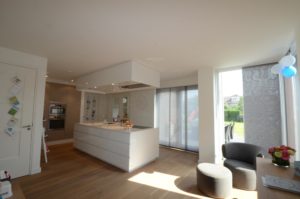 drijvers-oisterwijk-nieuwbouw-woonhuis-keuken-interieur-modern-hout-licht (7)