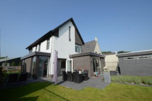 drijvers-oisterwijk-nieuwbouw-woonhuis-modern-dakpannen-bakstenen-houten-gevel-ramen-deuren (10)