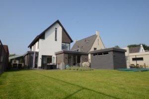 drijvers-oisterwijk-nieuwbouw-woonhuis-modern-dakpannen-bakstenen-houten-gevel-ramen-deuren (7)