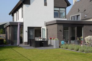 drijvers-oisterwijk-nieuwbouw-woonhuis-modern-dakpannen-bakstenen-houten-gevel-ramen-deuren (8)