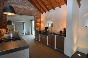 drijvers-oisterwijk-traditioneel-modern-keuken-landelijk-interieur-particulier-boerderij-monument-transparant-hout-spanten-gevel-baksteen-rietgedekt-restauratie-intern (13)