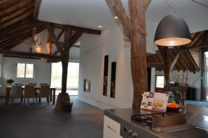 drijvers-oisterwijk-traditioneel-keuken-modern-landelijk-interieur-particulier-boerderij-monument-transparant-hout-spanten-gevel-baksteen-rietgedekt-restauratie-intern (5)