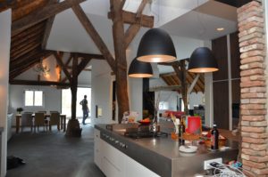 drijvers-oisterwijk-traditioneel-modern-keuken-landelijk-interieur-particulier-boerderij-monument-transparant-hout-spanten-gevel-baksteen-rietgedekt-restauratie-intern (6)