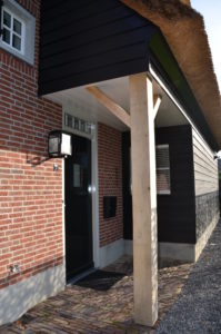drijvers-oisterwijk-riet-baksteen-houten-gevel-voordeur