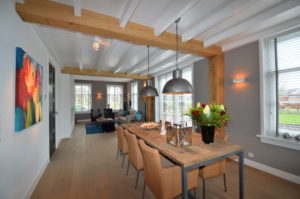 drijvers-oisterwijk-woonkamer-houtespant-tafel-lamp