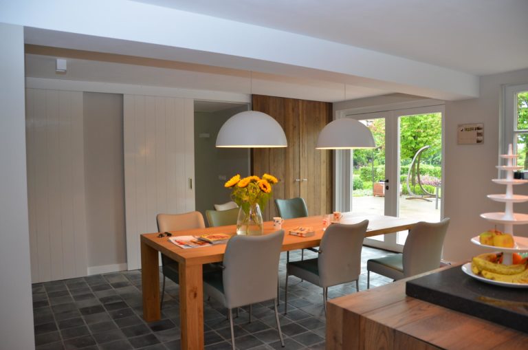 drijvers-oisterwijk-woonhuis-eetkamer-eettafel-interieur-modern-licht-hout-tegel-verlichting (2)