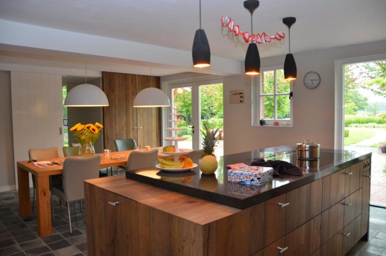 drijvers-oisterwijk-woonhuis-keuken-interieur-modern-licht-hout-tegel-verlichting (3)