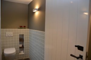 drijvers-oisterwijk-woonhuis-toilet-interieur-modern-licht-hout-tegel-verlichting (6)