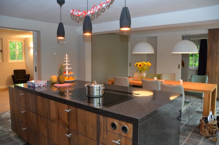 drijvers-oisterwijk-woonhuis-keuken-eetkamer-tafel-interieur-modern-licht-hout-tegel-verlichting (7)
