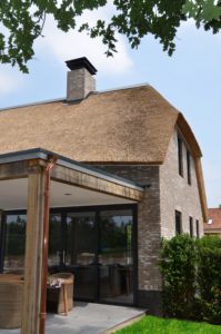 drijvers-oisterwijk-nieuwbouw-villa-riet-hout-bakstenen-overkapping-goot-hemelwaterafvoer-regenpijp (11)