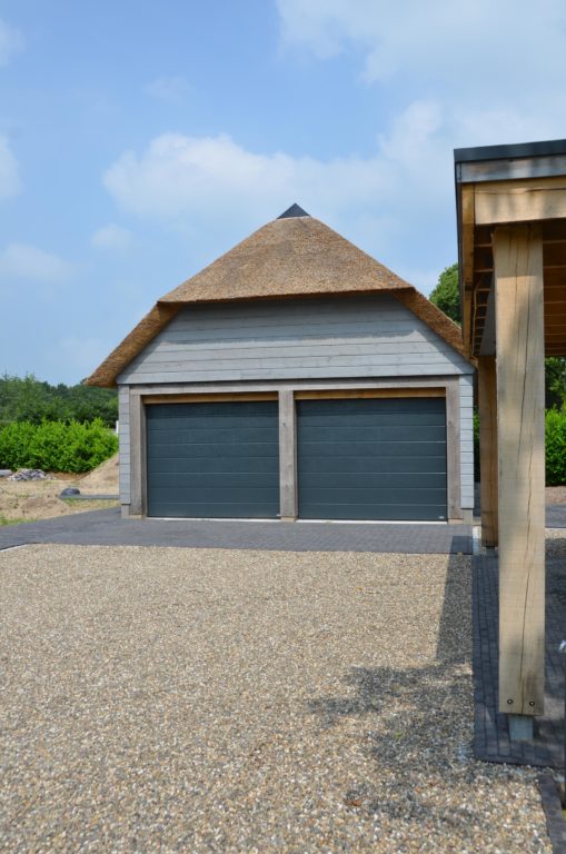 drijvers-oisterwijk-nieuwbouw-villa-riet-hout-bakstenen-bijgebouw-garage (2)