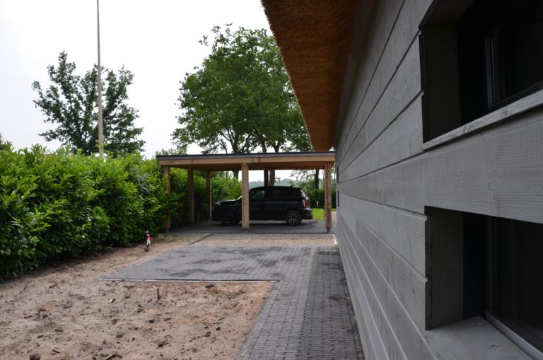 drijvers-oisterwijk-nieuwbouw-villa-riet-hout-deur-dakraam-schoorsteen-bakstenen (21)