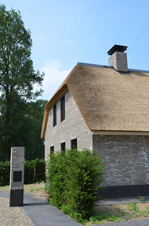 drijvers-oisterwijk-nieuwbouw-villa-riet-hout-schoorsteen-bakstenen (25)