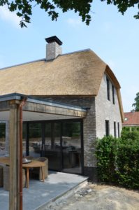 drijvers-oisterwijk-nieuwbouw-villa-riet-hout-bakstenen-goot-schoorsteen (29)
