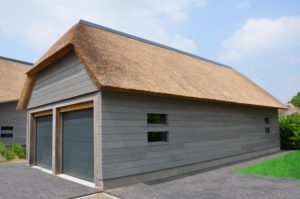 drijvers-oisterwijk-nieuwbouw-villa-riet-hout-bakstenen-bijgebouw-garage-deuren-ramen (5)