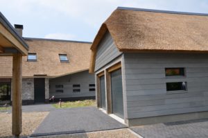 drijvers-oisterwijk-nieuwbouw-villa-riet-hout-bakstenen-bijgebouw-garage-deuren (6)