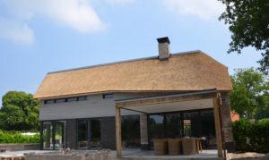 drijvers-oisterwijk-nieuwbouw-overkapping-villa-riet-hout-bakstenen (9)