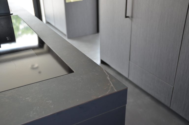 drijvers-oisterwijk-villa-riet-hout-interieur-keuken-detail-blad-dekton (12)