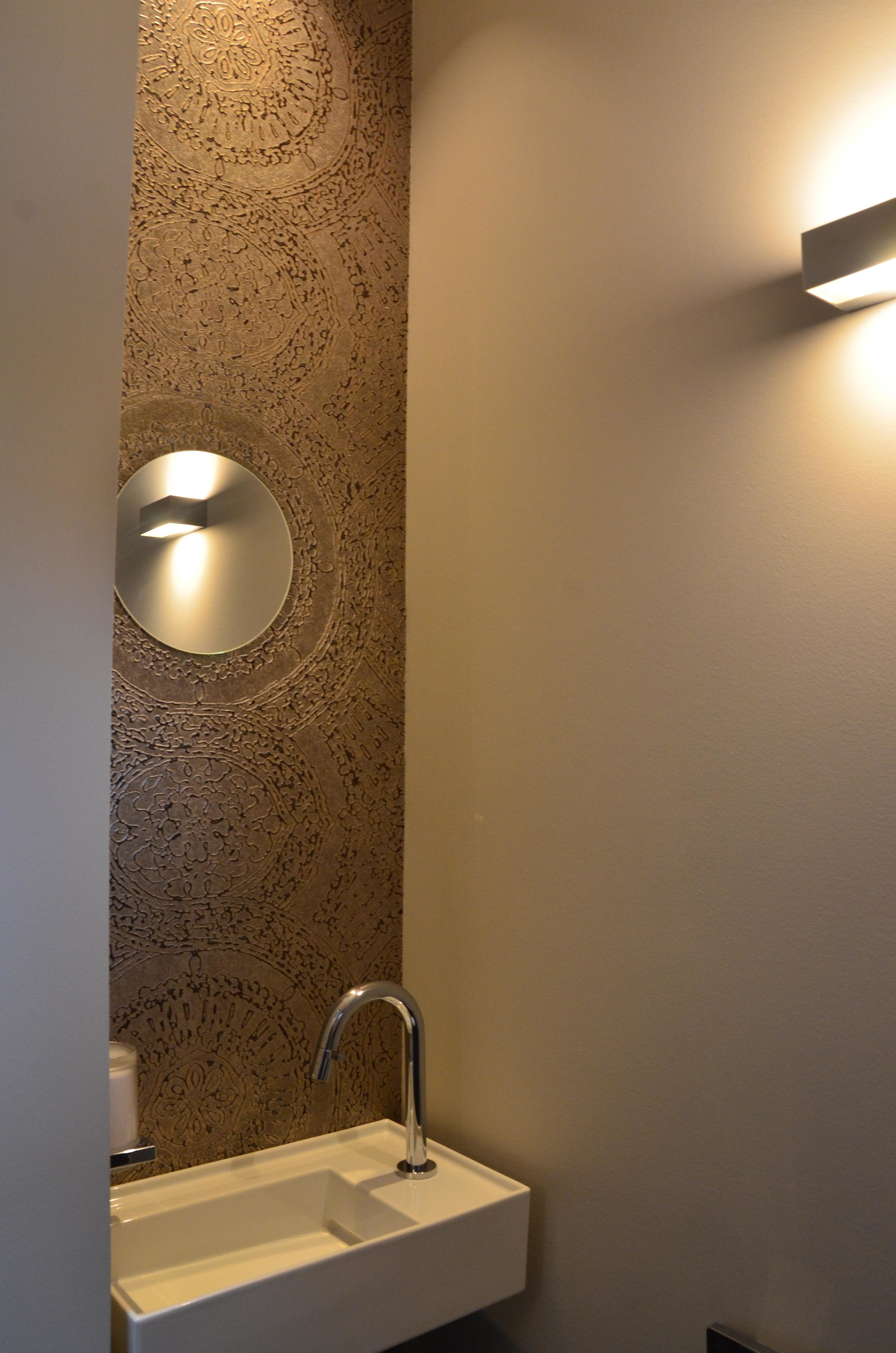 drijvers-oisterwijk-villa-riet-hout-interieur-toilet-behang-spiegel (21) - Architectenbureau Oisterwijk B.V.