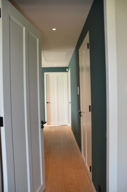 drijvers-oisterwijk-villa-riet-hout-interieur-slaapkamer-behang (30)