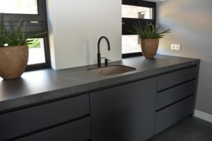 drijvers-oisterwijk-villa-riet-hout-interieur-keuken-dekton-gootsteen-kraan (45)