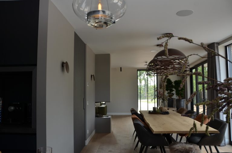 drijvers-oisterwijk-villa-riet-hout-interieur-eetkamer-eettafel-stoelen-verlichting (46)