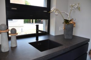 drijvers-oisterwijk-villa-riet-hout-interieur-keuken-gootsteen-kraan-dekton (48)