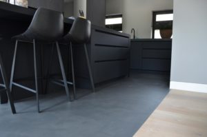 drijvers-oisterwijk-villa-riet-hout-interieur-keuken-vloer (7)