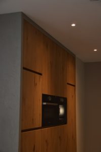 drijvers-oisterwijk-interieur-keuken-spot-apparatuur-kastenwand-verlichting-armatuur-verbouwing-modern-appartement-strak-hout-gezellig (1)-min