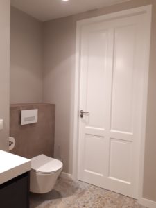 drijvers-oisterwijk-interieur-badkamer-toilet-verbouwing-modern-appartement-strak-hout-gezellig (1)-min