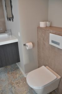 drijvers-oisterwijk-interieur-badkamer-toilet-tegel-verbouwing-modern-appartement-strak-hout-gezellig (14)-min