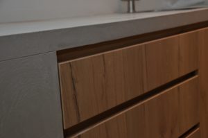 drijvers-oisterwijk-interieur-keuken-aanrecht-blad-detail-verbouwing-modern-appartement-strak-hout-gezellig (18)-min