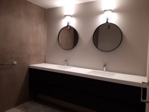 drijvers-oisterwijk-interieur-verbouwing-spiegel-badkamer-modern-appartement-strak-hout-gezellig (4)-min