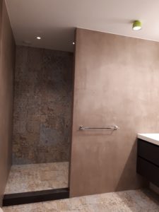 drijvers-oisterwijk-interieur-badkamer-tegel-spachtelpoets-verbouwing-modern-appartement-strak-hout-gezellig (5)-min