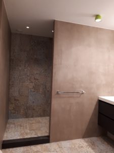 drijvers-oisterwijk-interieur-badkamer-tegel-spachtelpoets-verbouwing-modern-appartement-strak-hout-gezellig (5)-min