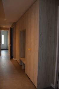 drijvers-oisterwijk-interieur-kast-verbouwing-modern-appartement-strak-hout-gezellig (6)-min
