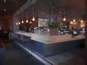 drijvers-oisterwijk-sec-interieur-restaurant-warm-gezellig-vuurtafel-stoelen-bar-plafond-verlichting-armatuur (5)