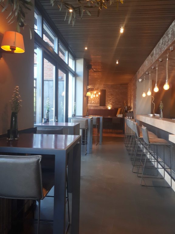 drijvers-oisterwijk-sec-interieur-restaurant-warm-gezellig-vuurtafel-stoelen-bar-plafond-verlichting-armatuur (6)